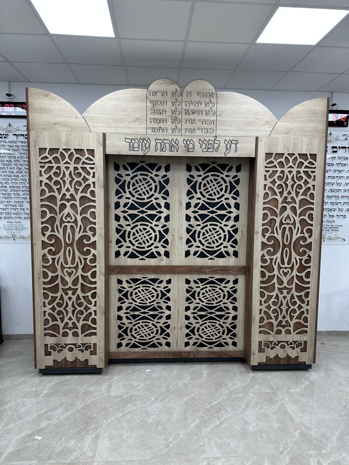 ארון קודש בעובדת יד לבית כנסה